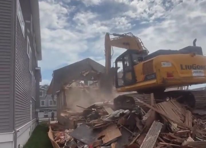 Al Demolition's 2023 LiuGong 922E excavator working a demolition site